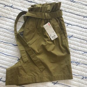 UNIQLO High Waisted Olive Green Belted shorts Sz M